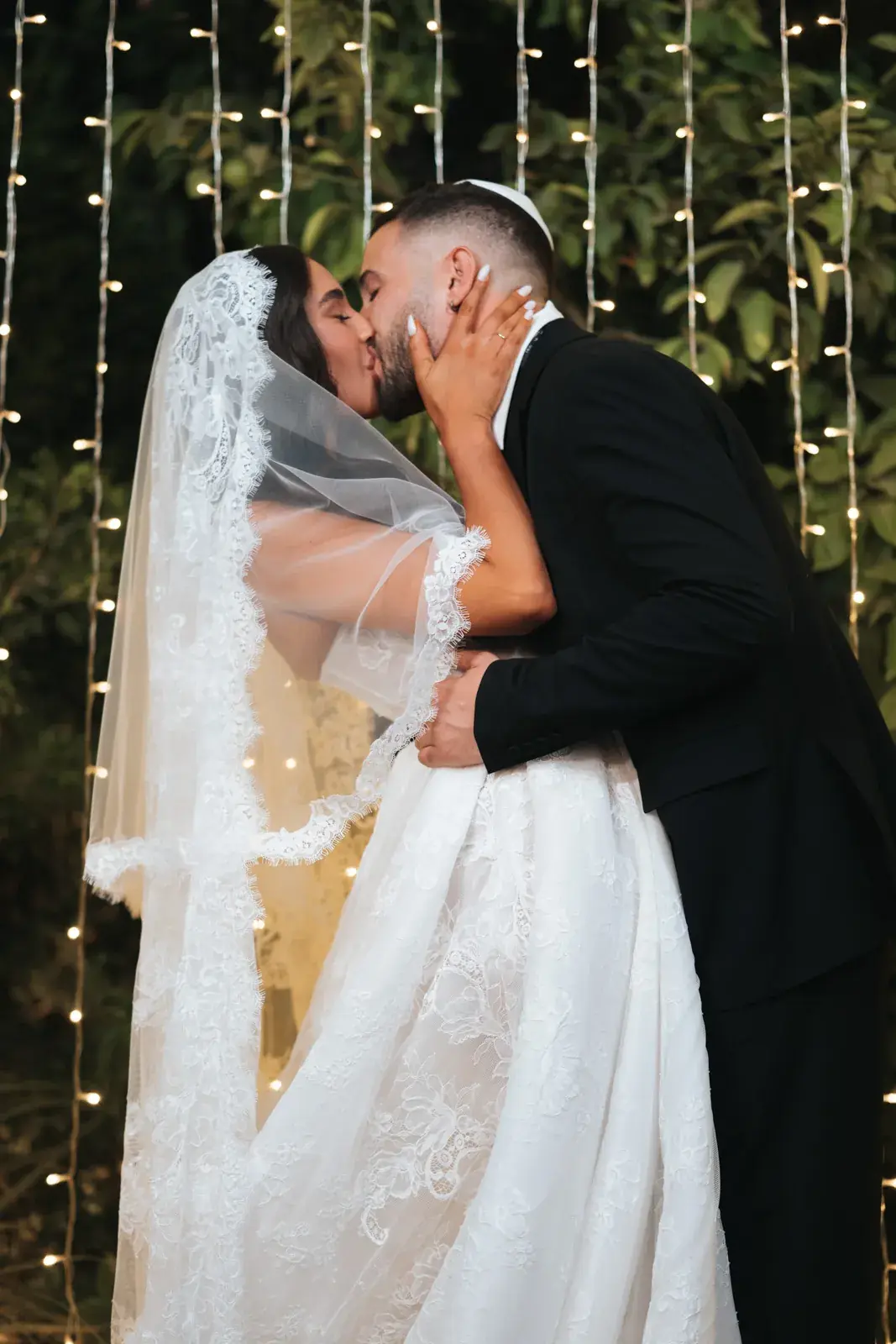 צילום חתונה בגבעה בברנר: סטייל אדיטוריאלי, הינומה ומגדל כוסות, תמונה 2