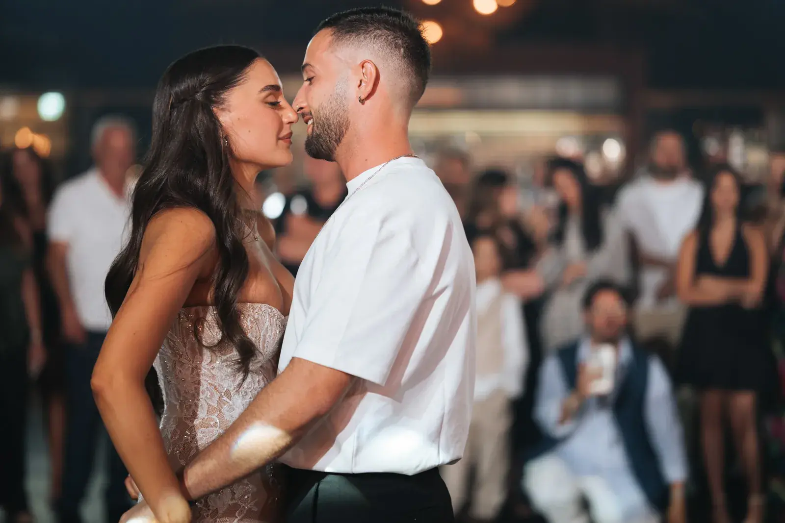 צילום חתונה בגבעה בברנר: סטייל אדיטוריאלי, הינומה ומגדל כוסות, תמונה 3