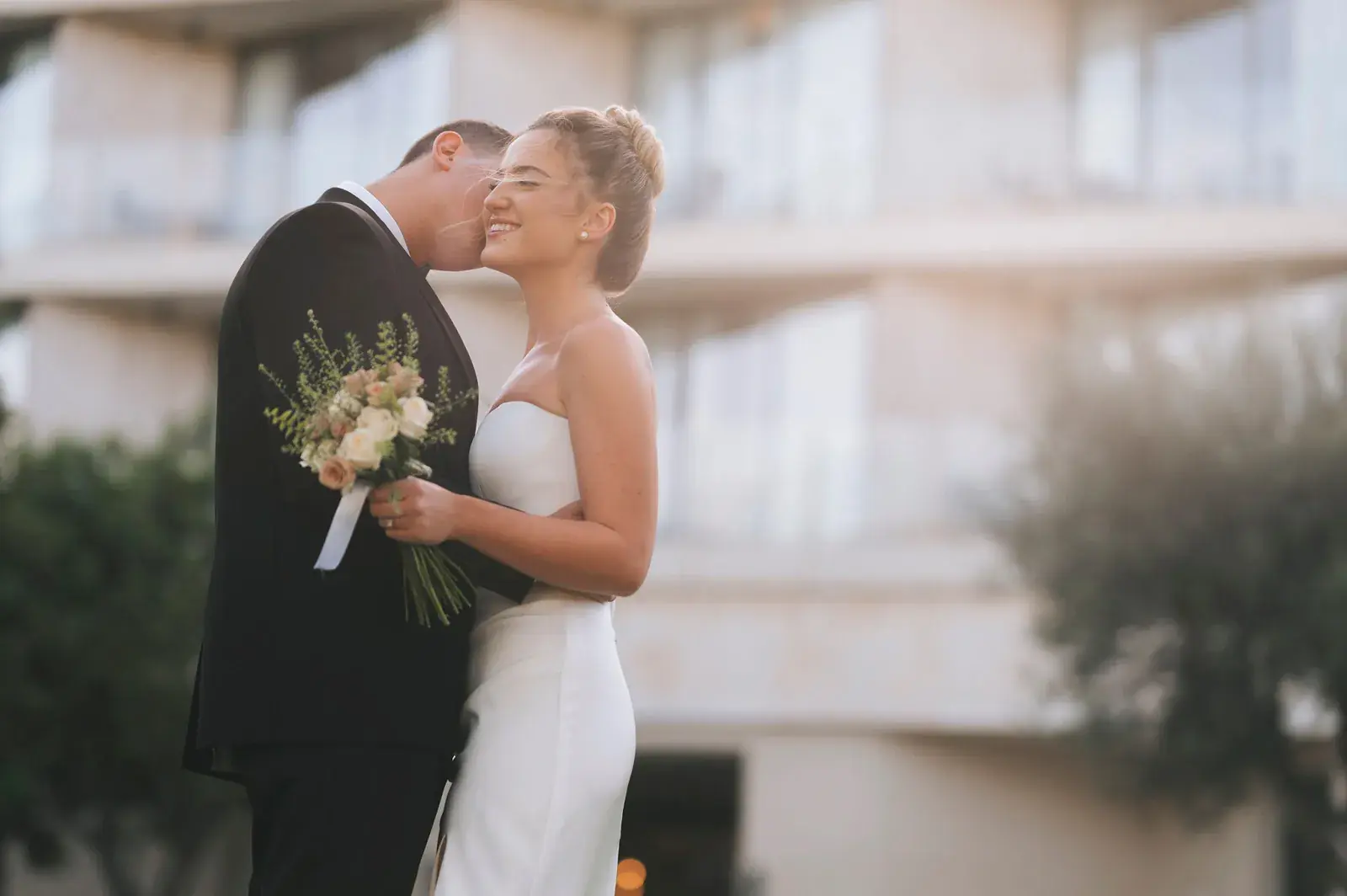 Wedding Photography at Kochav Hayam: Soft Elegance and Light on the Waterline, photograph 2