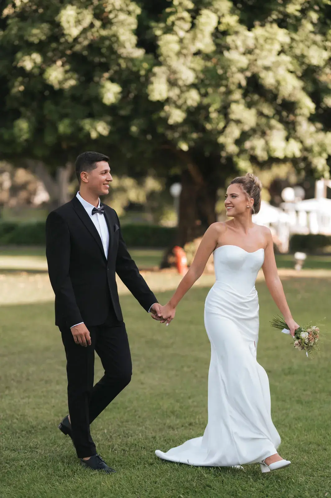 Wedding Photography at Kochav Hayam: Soft Elegance and Light on the Waterline, photograph 3
