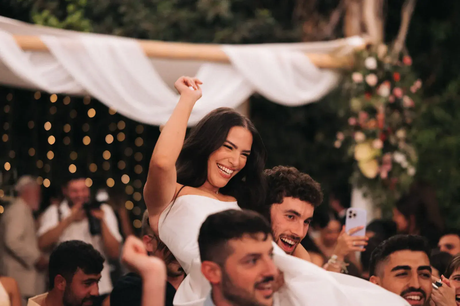 צילום חתונה בצל החורש: אסתטיקה אדריכלית ורגעי טבע ספונטניים, תמונה 18