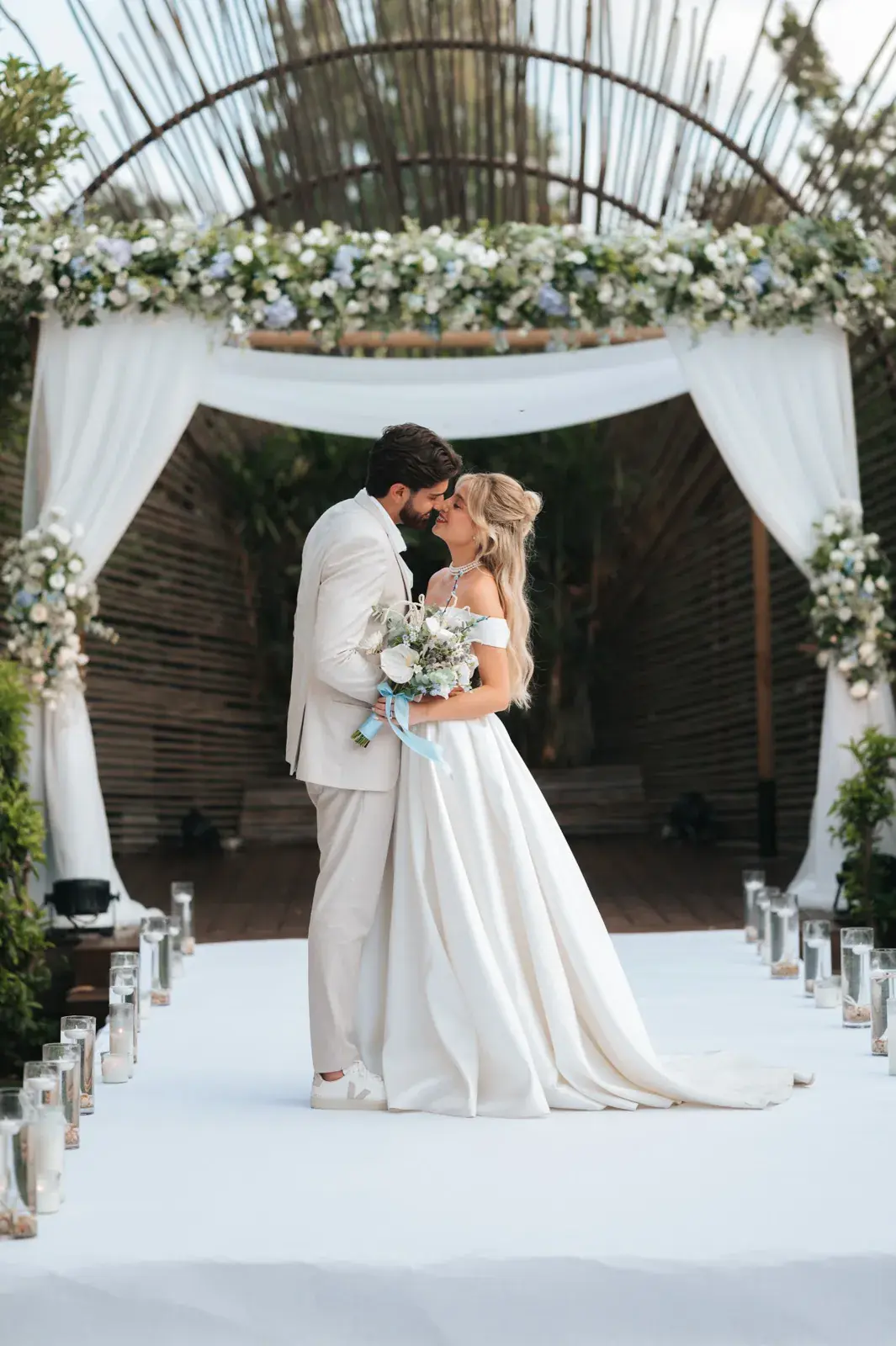 Wedding Photography at Kahi Resort: The Perfect Blend of Rustic Architecture and Modern Luxury, photograph 11