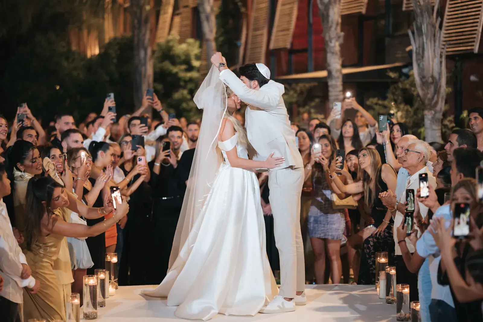 Wedding Photography at Kahi Resort: The Perfect Blend of Rustic Architecture and Modern Luxury, photograph 12