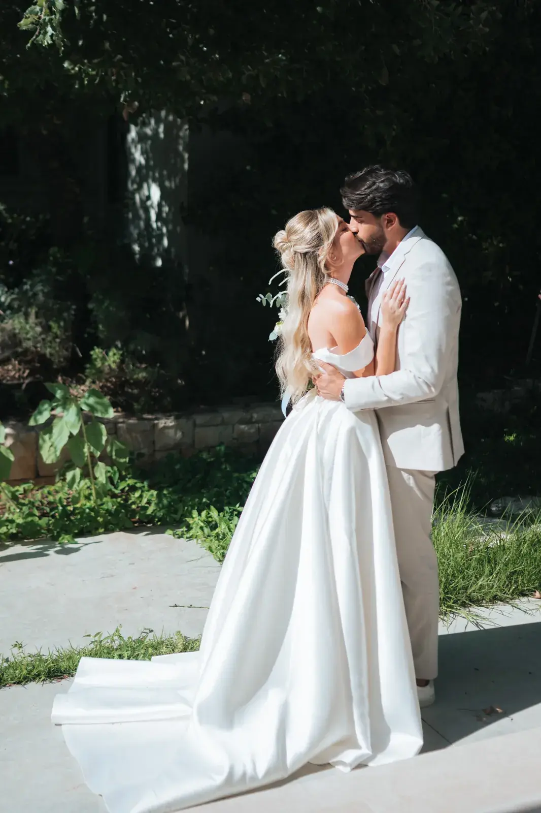Wedding Photography at Kahi Resort: The Perfect Blend of Rustic Architecture and Modern Luxury, photograph 25