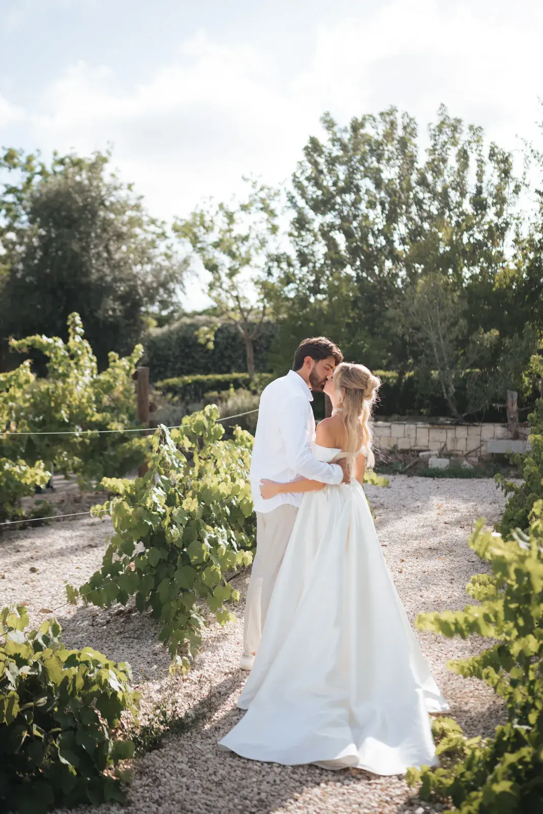 Wedding Photography at Kahi Resort: The Perfect Blend of Rustic Architecture and Modern Luxury, photograph 27