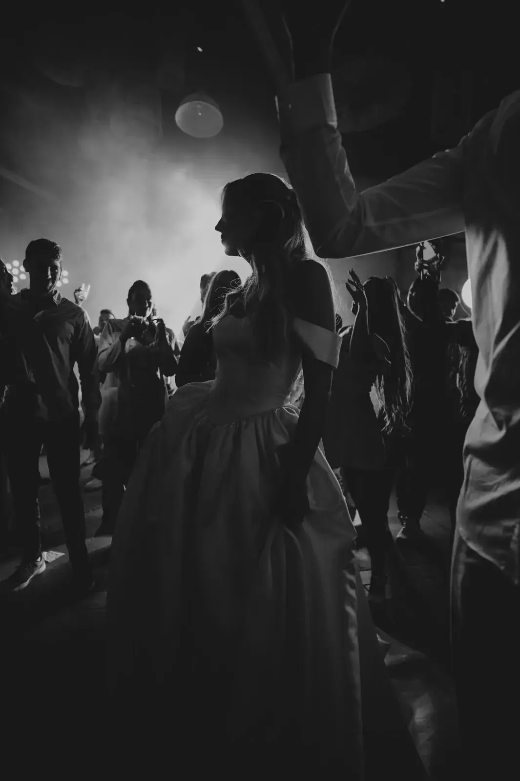 Wedding Photography at Kahi Resort: The Perfect Blend of Rustic Architecture and Modern Luxury, photograph 37