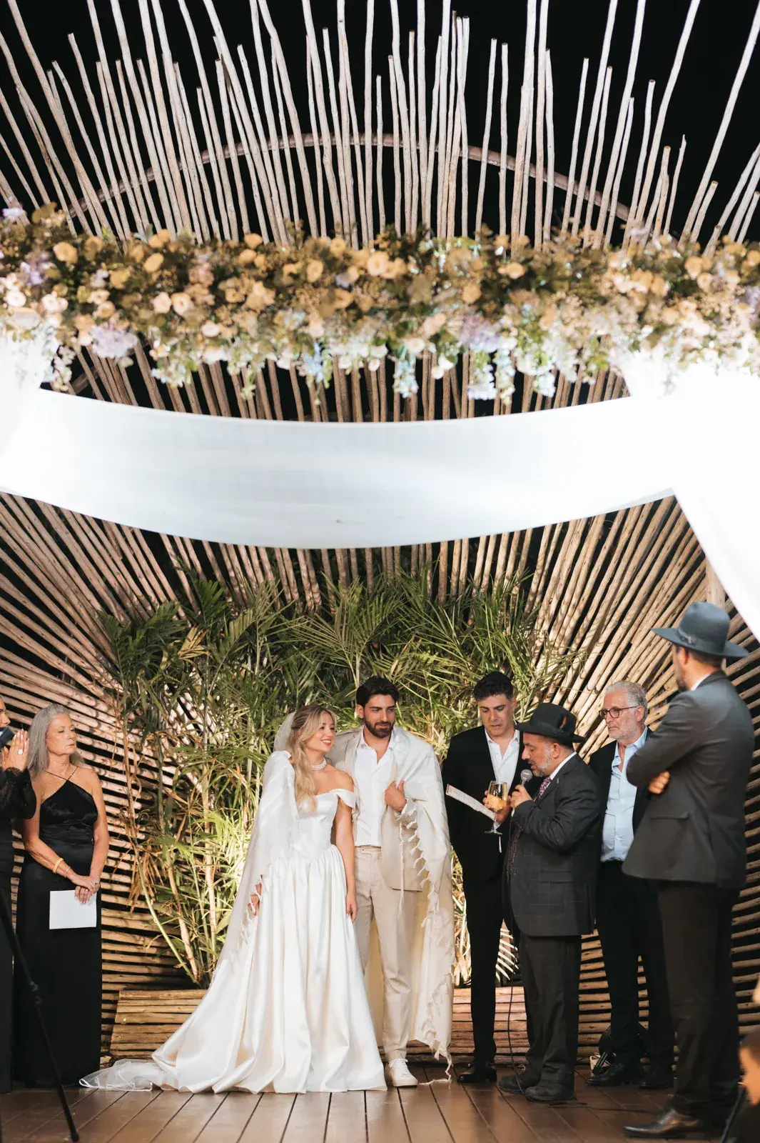 Wedding Photography at Kahi Resort: The Perfect Blend of Rustic Architecture and Modern Luxury, photograph 40
