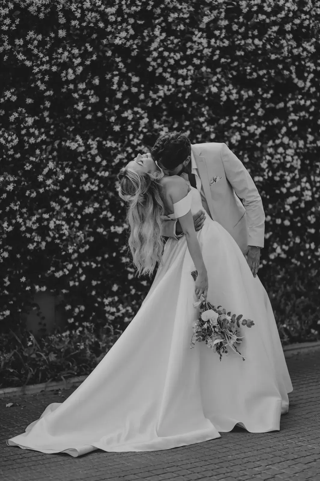 Wedding Photography at Kahi Resort: The Perfect Blend of Rustic Architecture and Modern Luxury, photograph 9
